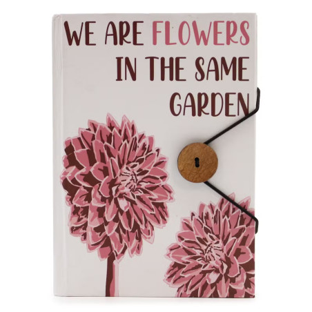 Imagen frontal de la libreta con flores rosas y frase We are flowers in the same garden.