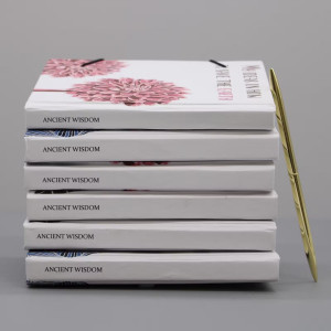 Vista lateral de la libreta Somos Flores del Mismo Jardín.