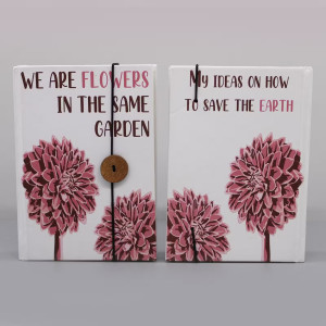 Imagen frontal de la libreta con flores rosas y frase We are flowers in the same garden.