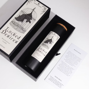 Contenido de la caja con la vela y tarjeta de manifestación.