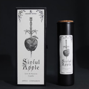 Vela artesanal de soja natural con aroma a manzana y canela para rituales de amor y energía positiva.