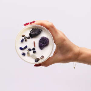 Vela ritual vegana sin tóxicos con intención espiritual para chakra plexo solar.