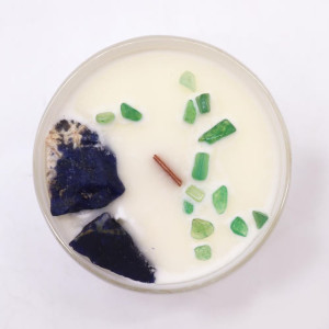 Vela artesanal de soja natural con sodalita y jade para chakra garganta y energía positiva Jessimistica.