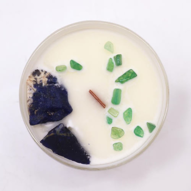 Vela artesanal de soja natural con sodalita y jade para chakra garganta y energía positiva Jessimistica.