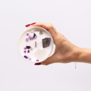 Detalle de celestina y selenita colocadas con intención energética sobre vela energética artesanal.