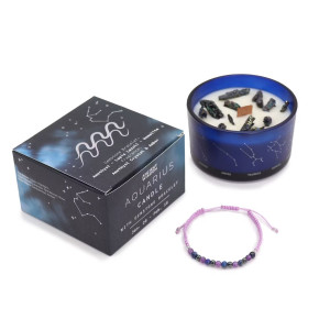 Vela energética del zodiaco Acuario con pulsera de piedras preciosas y vaso de vidrio azul.