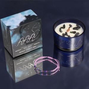 Vela energética del zodiaco Acuario con pulsera de piedras preciosas y vaso de vidrio azul.