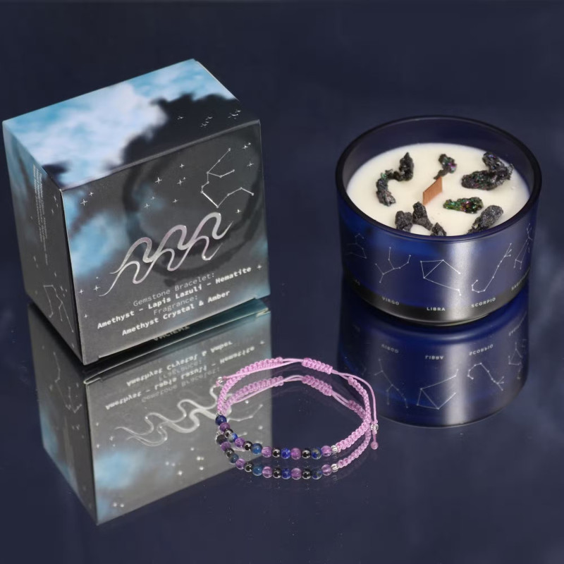 Vela energética del zodiaco Acuario con pulsera de piedras preciosas y vaso de vidrio azul.