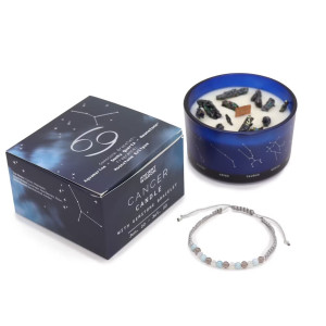 Vela energética del zodiaco Cáncer en vaso de cristal azul con símbolos zodiacales y pulsera de piedras.
