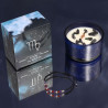 Vela de cristal del zodiaco Virgo con pulsera de piedras preciosas presentada como conjunto de meditación.