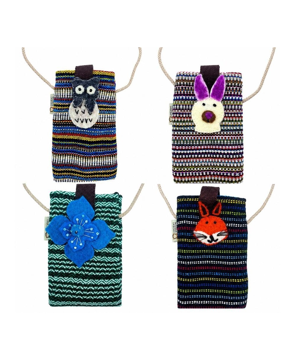 Colección de porta móviles artesanales disponibles en cuatro diseños decorativos diferentes.