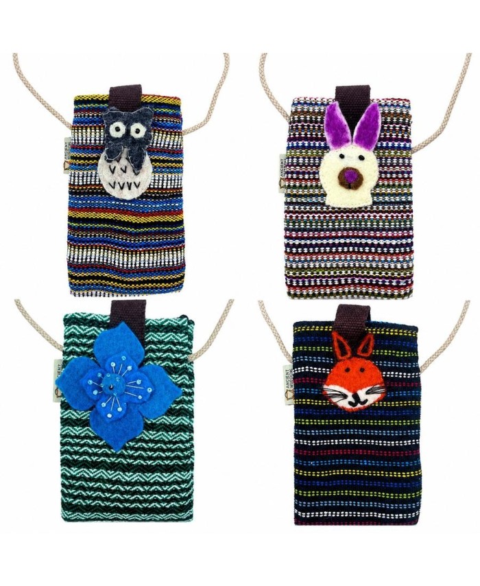 Colección de porta móviles artesanales disponibles en cuatro diseños decorativos diferentes.