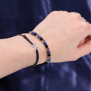 Pulsera de piedras preciosas en tonos oscuros asociada al zodiaco Escorpio, hecha a mano y ajustable.