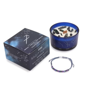 Vela energética del zodiaco Sagitario con envase de vidrio azul, caja ilustrada con constelaciones y pulsera de piedras.