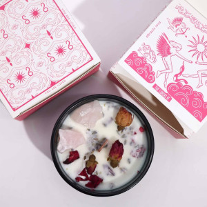 Vela energética Los Enamorados con cristales y pétalos de rosas en envase de vidrio ideal para meditaciones.