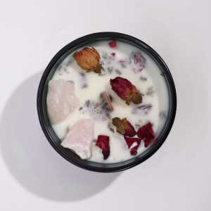 Vela energética Los Enamorados con cristales y pétalos de rosas presentada en envase de vidrio con caja decorativa.