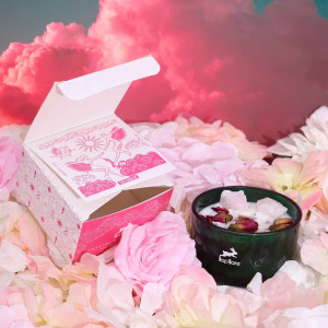 Interior de la caja de la vela energética Los Enamorados con cristales y pétalos de rosas en presentación cuidada.