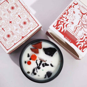 Vista caja y vela energética carta del tarot demonio con cristales y flores. Para empoderamiento personal.