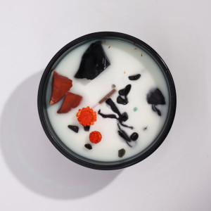 Vista frontal de la vela energética carta del tarot demonio con cristales y flores. Ideal para meditaciones.