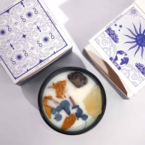 Caja ilustrada de vela artesanal sostenible pensada para regalos ecológicos y espirituales.