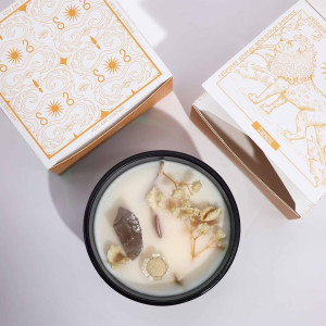 Detalle de cristal natural integrado en vela ritual de soja para equilibrio energético.