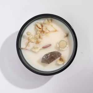 Vela energética de soja con cristales naturales y flores secas para rituales naturales y energía positiva.