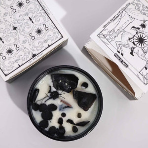 Detalle de cristales naturales integrados en vela ritual de soja para equilibrio energético.