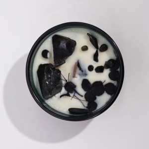 Vela energética de soja con cristales naturales y flores secas para rituales naturales y energía positiva.