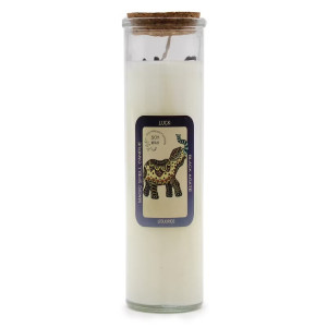 Vela ritual de suerte en envase de vidrio con cera de soja y minerales naturales para uso espiritual consciente.