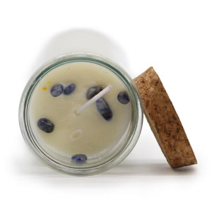 Interior de vela ritual con cera vegetal, mecha de algodón y minerales para rituales de resguardo.