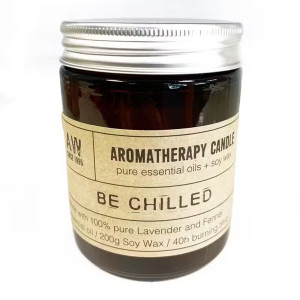 Vela de aromaterapia en tarro de cristal con cera de soja y aroma relajante.
