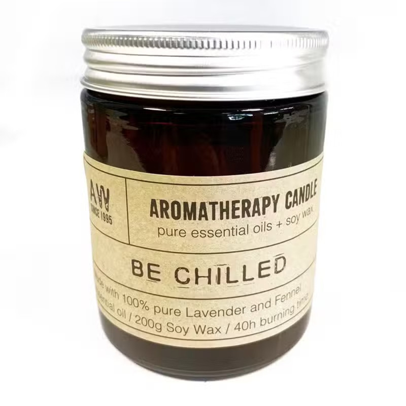 Vela de aromaterapia en tarro de cristal con cera de soja y aroma relajante.