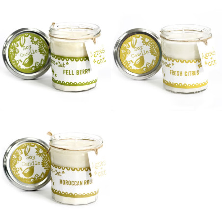 Vela aromática artesanal de cera de soja en bote de cristal ideal para crear un ambiente acogedor.