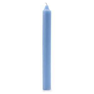 Velas azules de candelabro para rituales simbólicos y decoración temática.