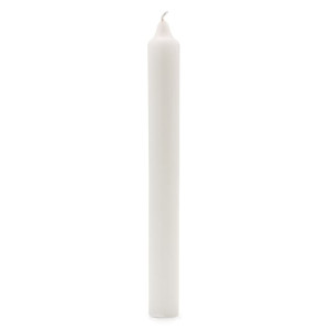 Velas blancas de candelabro para rituales neutros y decoración elegante.