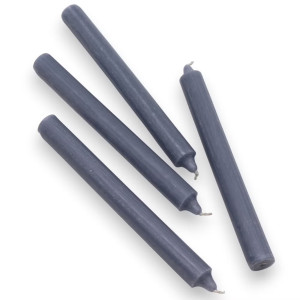 Velas grises de candelabro para decoración contemporánea y rituales discretos.