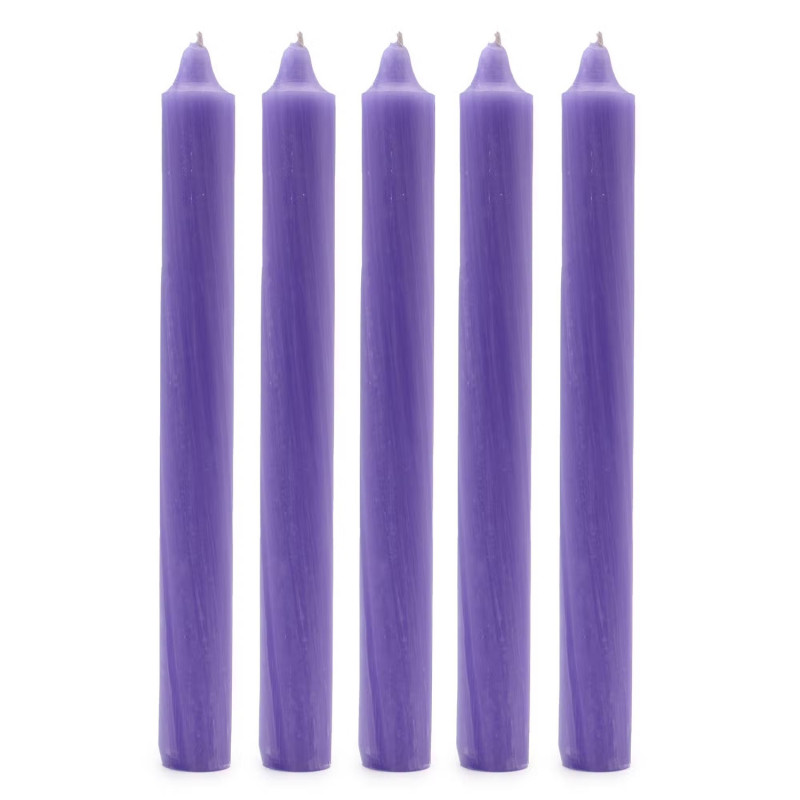 Velas rústicas de candelabro color lila en conjunto de 10 unidades.