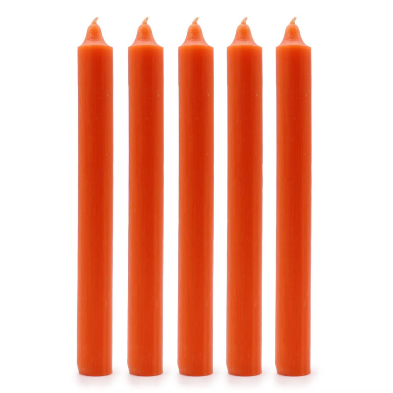 Velas rústicas de candelabro color naranja en pack de 10 unidades.