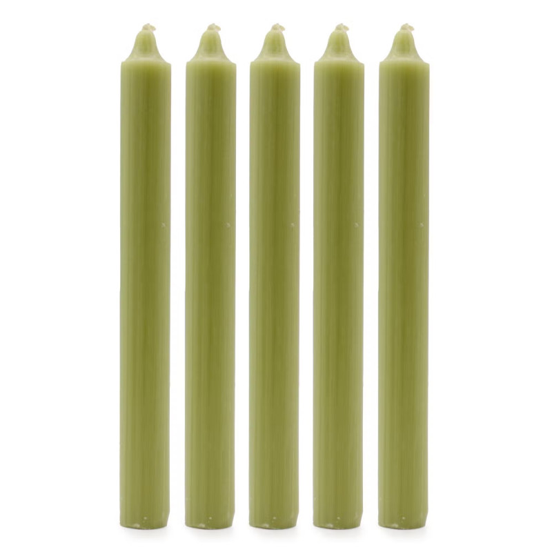 Velas rústicas de candelabro color oliva en pack de 10 unidades.
