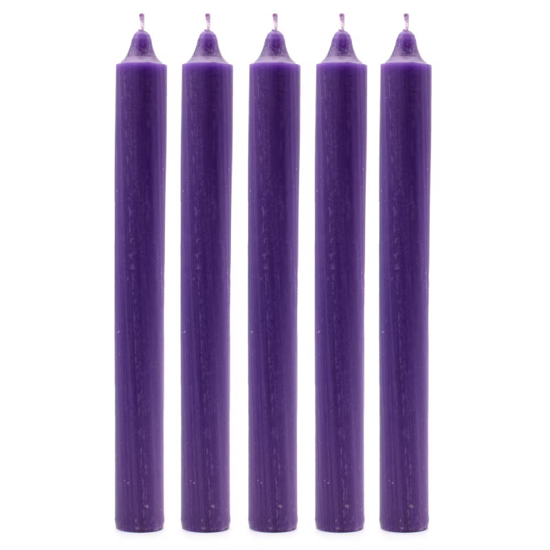 Velas rústicas de candelabro color morado en pack de 10 unidades.