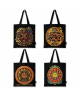 Colección de bolsas tote negras disponibles en cuatro diseños celestiales y espirituales.
