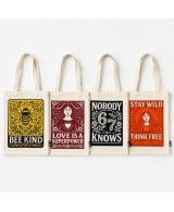 Colección de bolsas tote de algodón disponibles en cuatro diseños inspiradores.