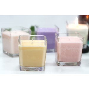 Velas aromáticas de soja en cristal para ambientar espacios interiores.