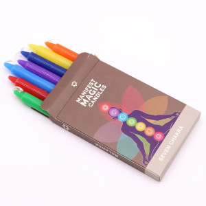 Vista lateral de las velas de los siete chakras colocadas frente a su envase.