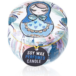 Presentación de velas de soja en lata ilustrada con dos diseños artísticos.