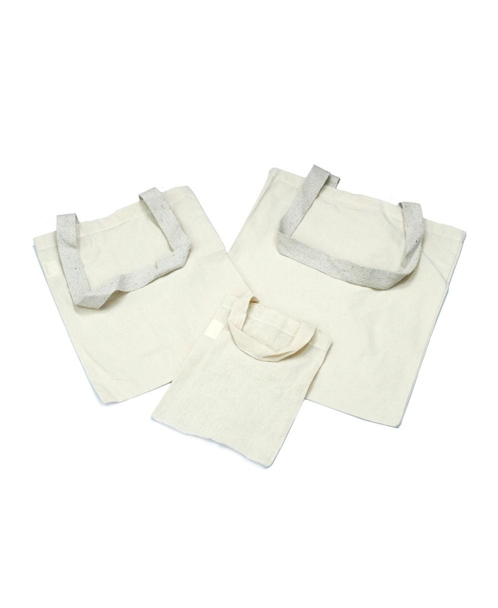 Bolsa tote básica de algodón natural con diseño liso disponible en varios tamaños.
