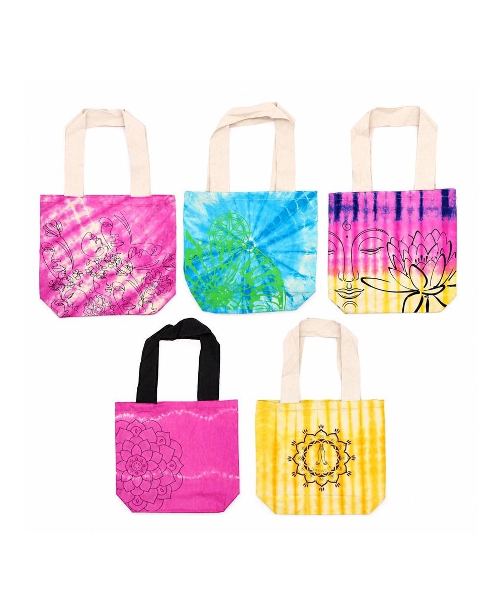 Colección de bolsas tie dye de algodón disponibles en cinco diseños diferentes.