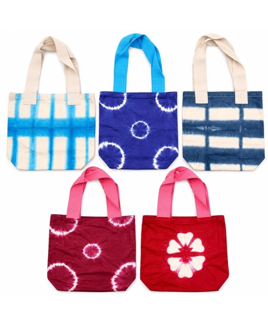 Presentación de bolsa tote de algodón natural con diseño tie dye para compras y actividades diarias.