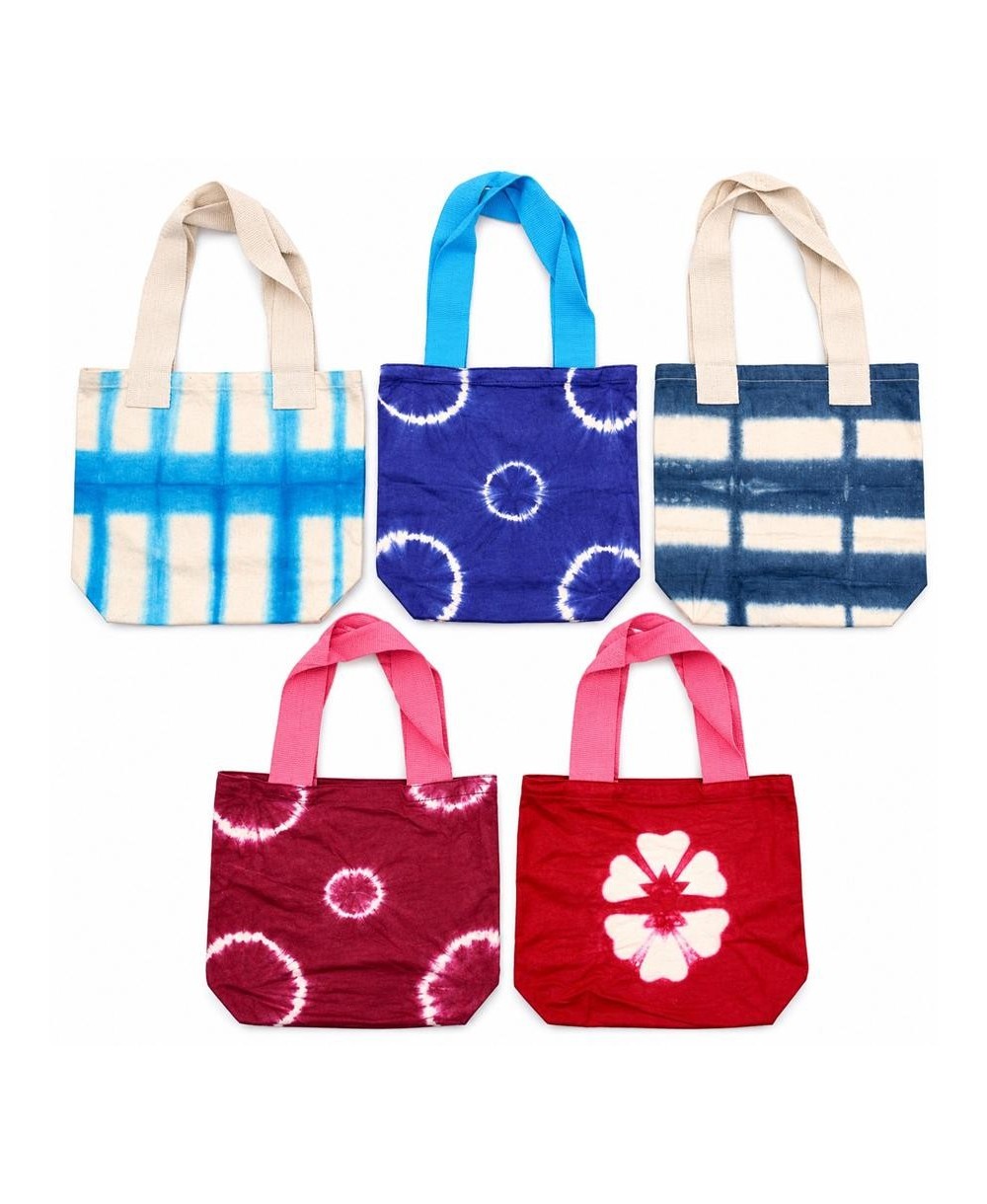 Presentación de bolsa tote de algodón natural con diseño tie dye para compras y actividades diarias.