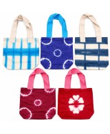 Presentación de bolsa tote de algodón natural con diseño tie dye para compras y actividades diarias.